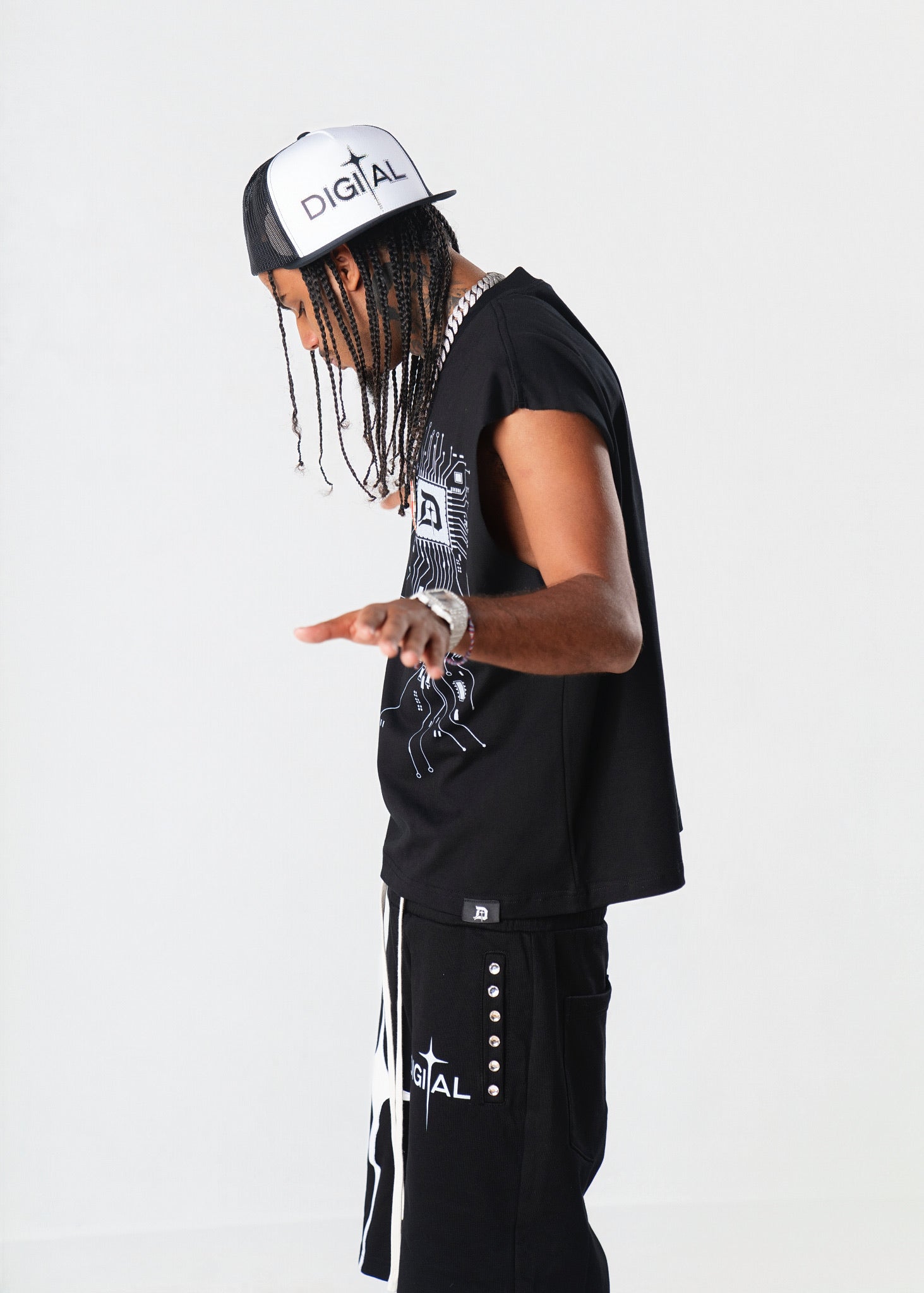 DIGITAL CHIP SLEEVELESS TEE - black